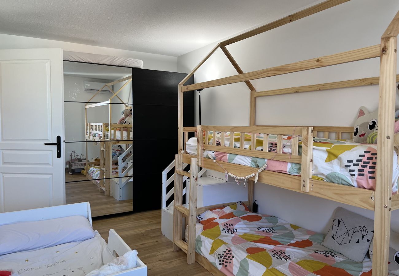 Appartement à Fréjus - PORT FREJUS, Rare à la location logement dernier étage, climatisé, état neuf, très belles prestations, pour 8 personnes, garage fermé