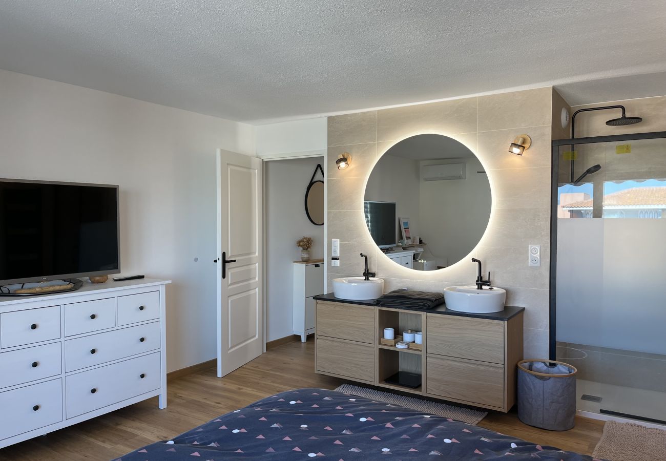 Appartement à Fréjus - PORT FREJUS, Rare à la location logement dernier étage, climatisé, état neuf, très belles prestations, pour 8 personnes, garage fermé