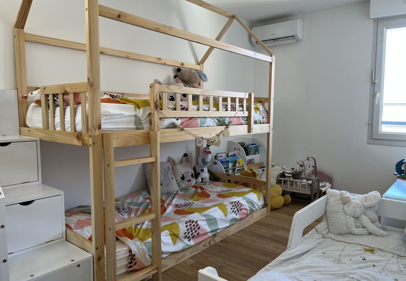 Appartement à Fréjus - PORT FREJUS, Rare à la location logement dernier étage, climatisé, état neuf, très belles prestations, pour 8 personnes, garage fermé