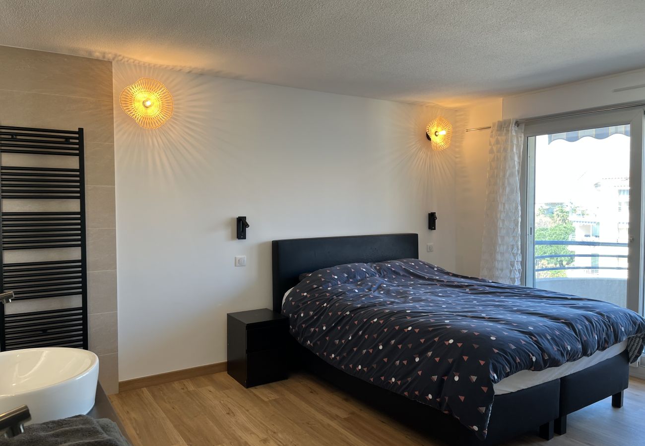 Appartement à Fréjus - PORT FREJUS, Rare à la location logement dernier étage, climatisé, état neuf, très belles prestations, pour 8 personnes, garage fermé
