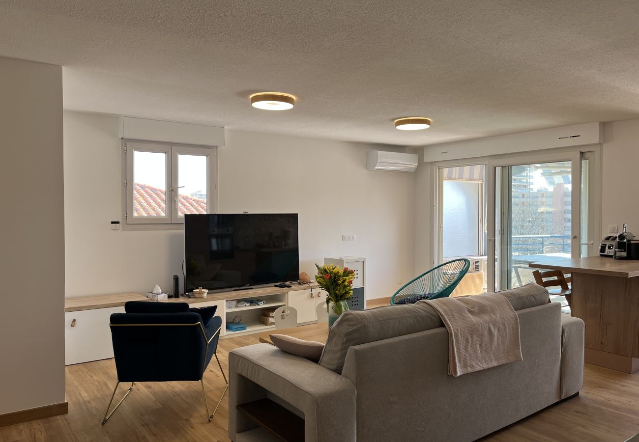 Appartement à Fréjus - PORT FREJUS, Rare à la location logement dernier étage, climatisé, état neuf, très belles prestations, pour 8 personnes, garage fermé