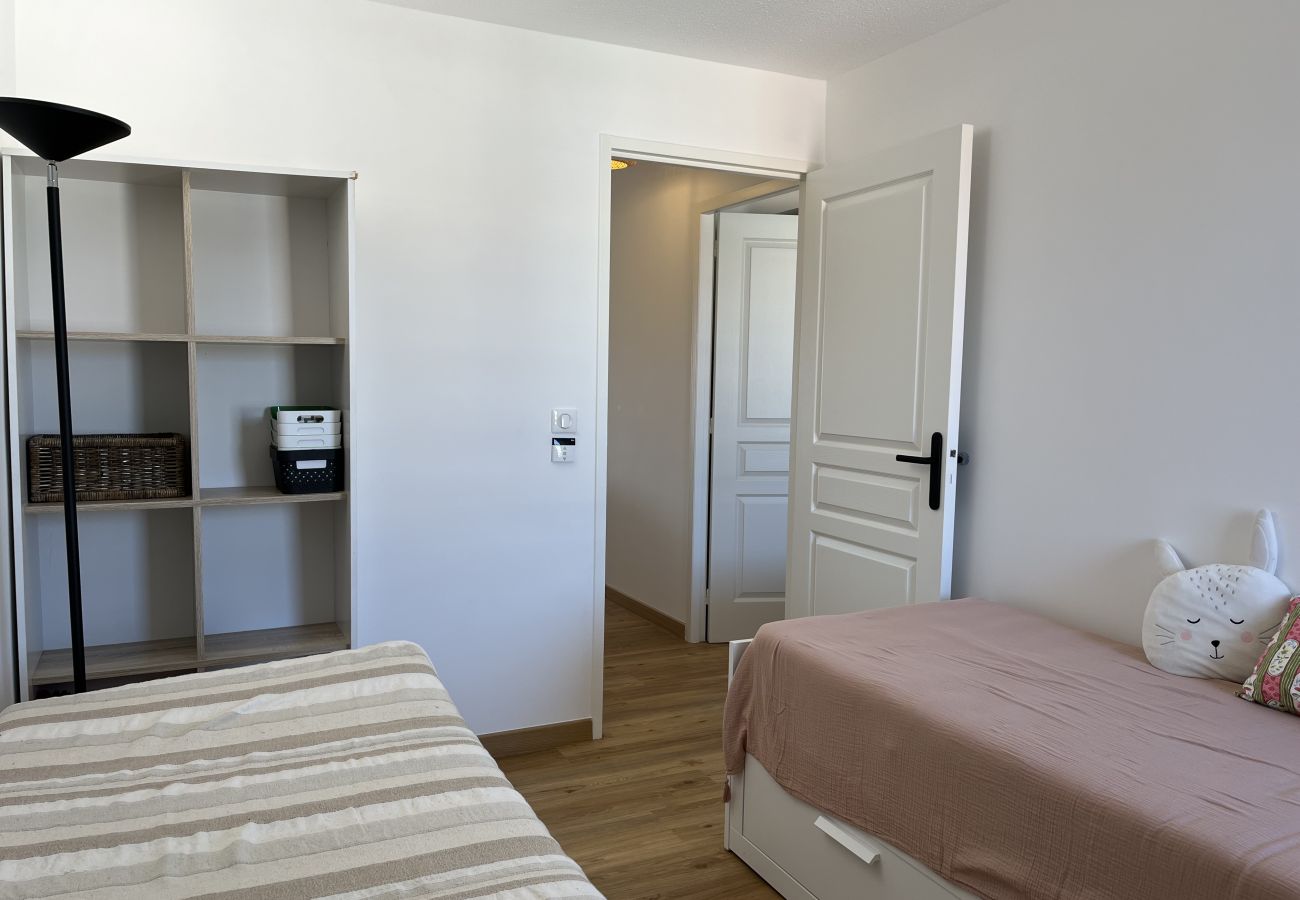 Appartement à Fréjus - PORT FREJUS, Rare à la location logement dernier étage, climatisé, état neuf, très belles prestations, pour 8 personnes, garage fermé