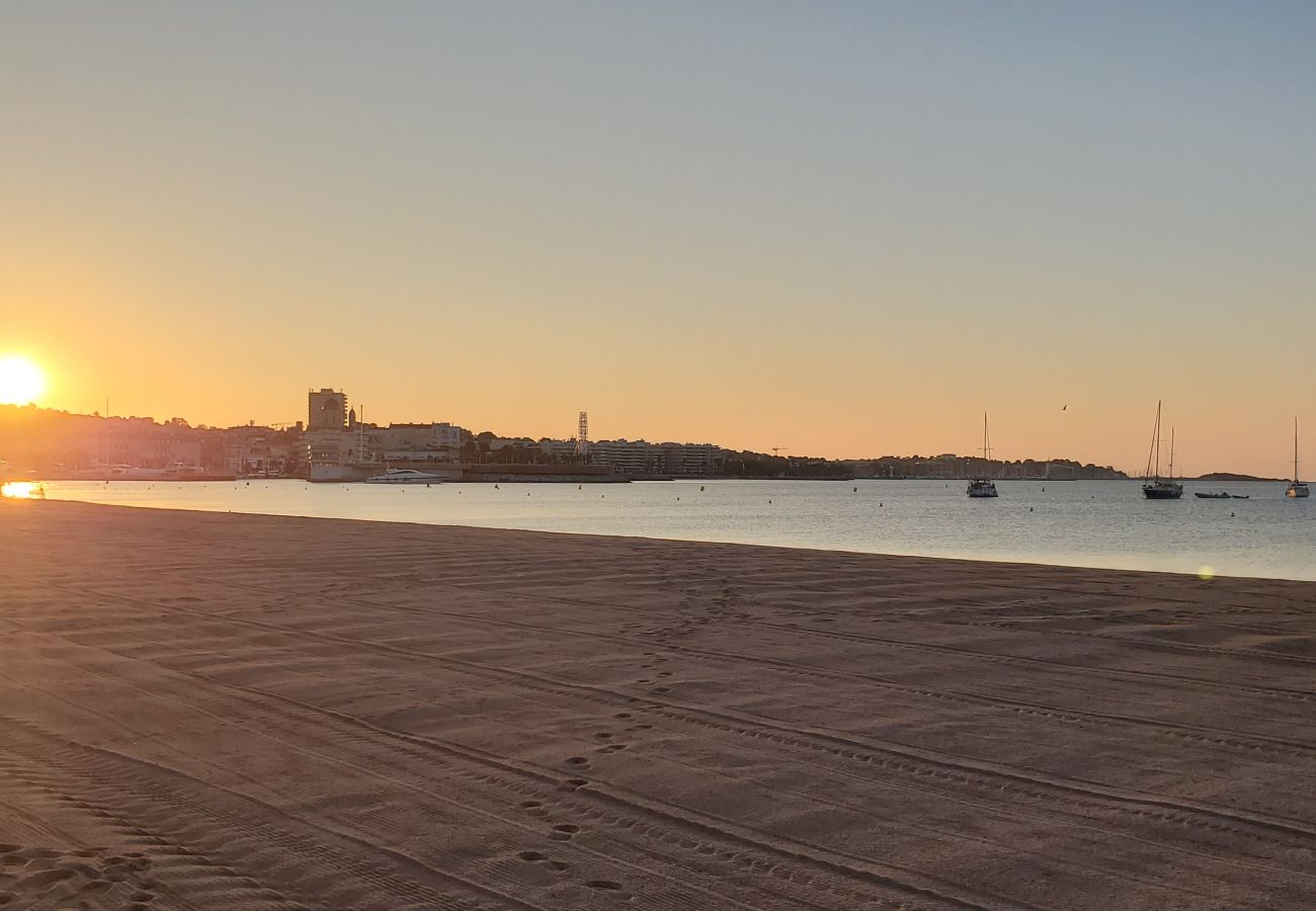Appartement à Fréjus - PORT FREJUS, Rare à la location logement dernier étage, climatisé, état neuf, très belles prestations, pour 8 personnes, garage fermé