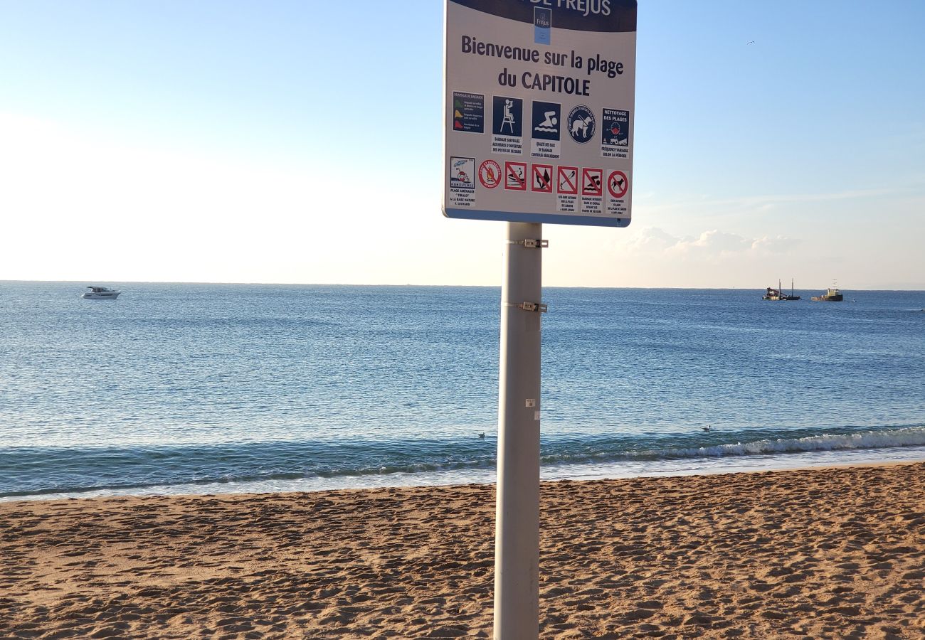 Appartement à Fréjus - PORT FREJUS, Rare à la location logement dernier étage, climatisé, état neuf, très belles prestations, pour 8 personnes, garage fermé