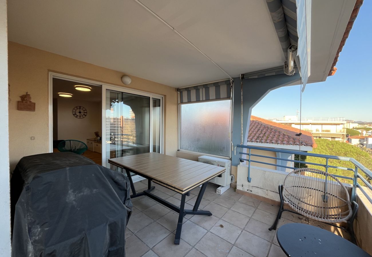 Appartement à Fréjus - PORT FREJUS, Rare à la location logement dernier étage, climatisé, état neuf, très belles prestations, pour 8 personnes, garage fermé