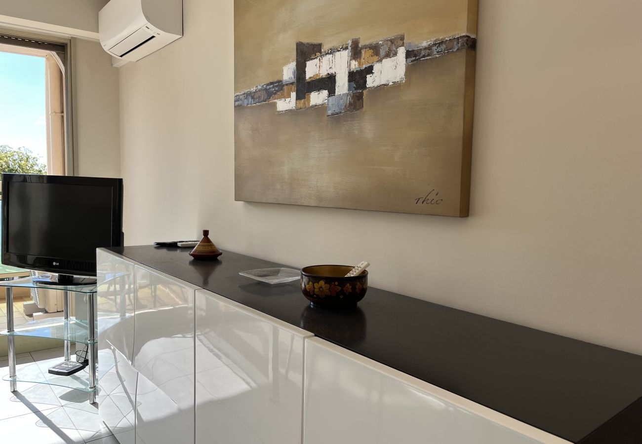 Appartement à Saint Raphael - Magnifique T2, proche gare TGV, proche plage de sable fin, climatisé, capacité 4 personnes