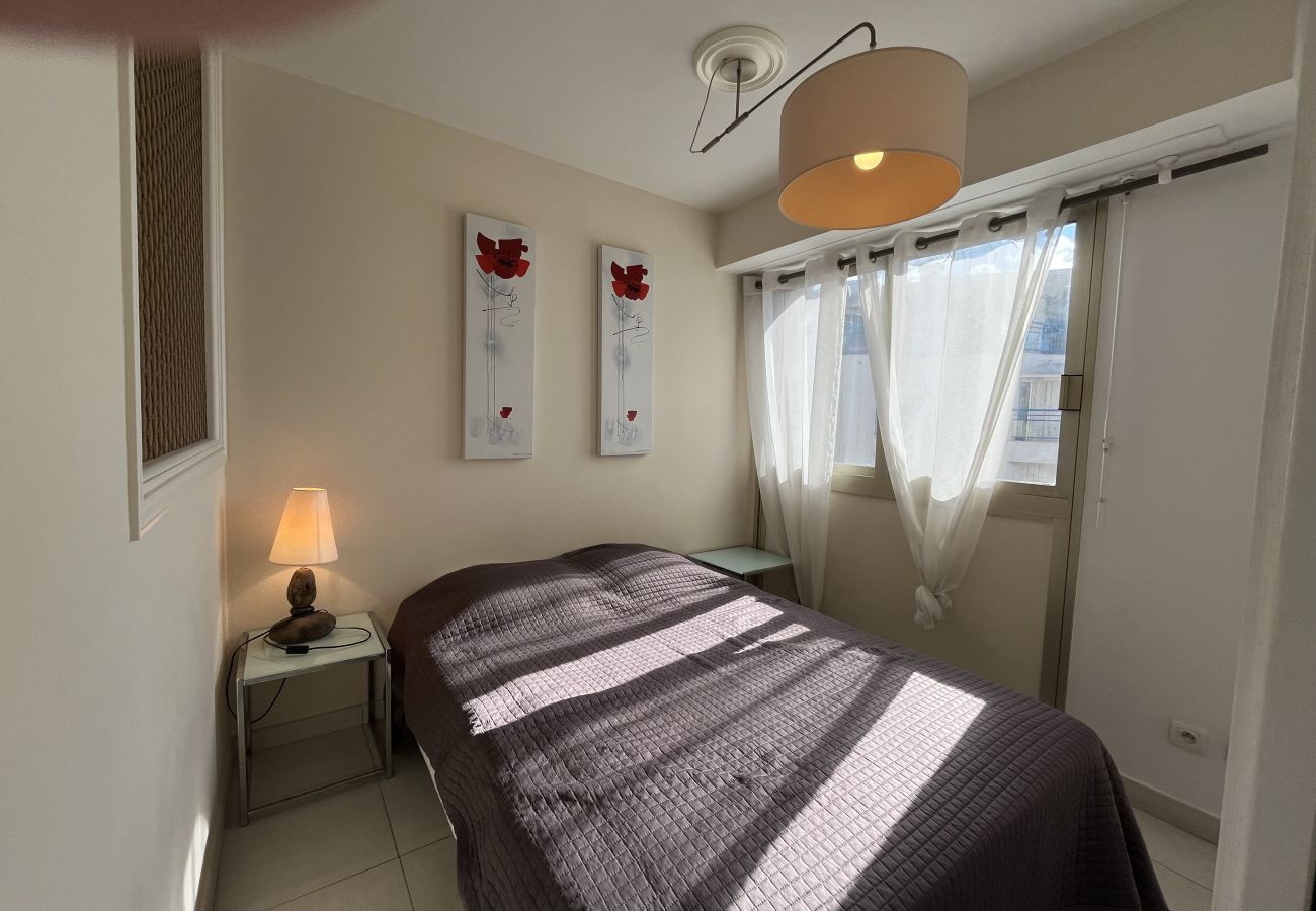 Appartement à Saint Raphael - Magnifique T2, proche gare TGV, proche plage de sable fin, climatisé, capacité 4 personnes
