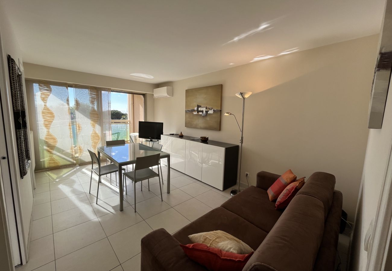 Appartement à Saint Raphael - Magnifique T2, proche gare TGV, proche plage de sable fin, climatisé, capacité 4 personnes