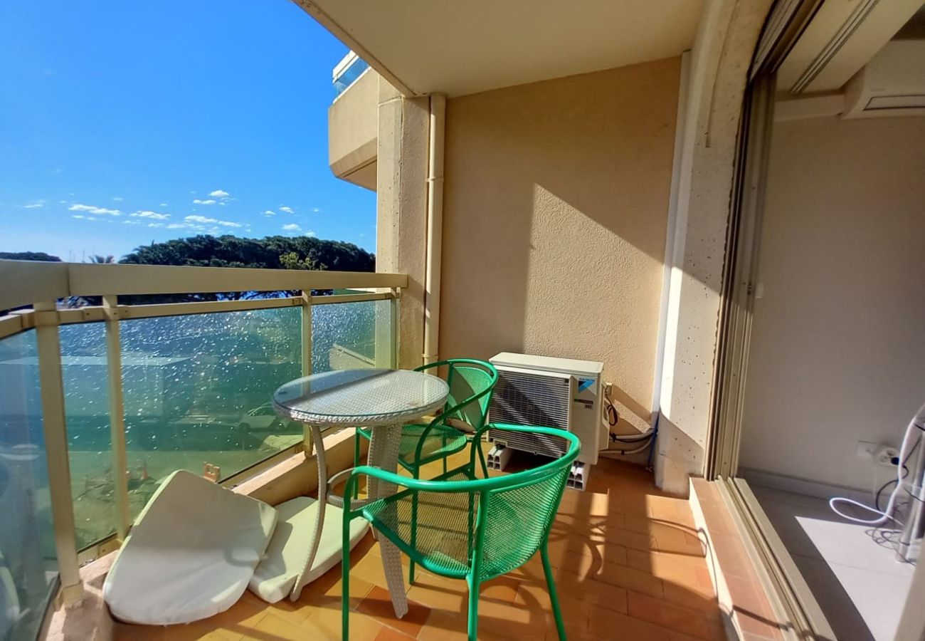 Appartement à Saint Raphael - Magnifique T2, proche gare TGV, proche plage de sable fin, climatisé, capacité 4 personnes