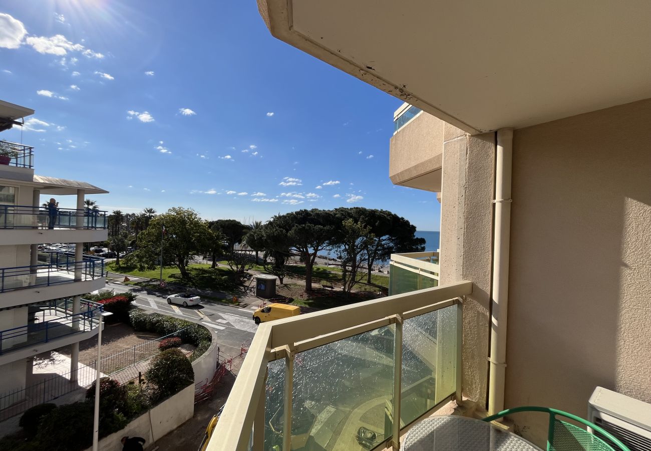 Appartement à Saint Raphael - Magnifique T2, proche gare TGV, proche plage de sable fin, climatisé, capacité 4 personnes