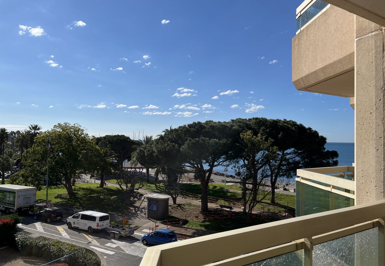 Appartement à Saint Raphael - Magnifique T2, proche gare TGV, proche plage de sable fin, climatisé, capacité 4 personnes