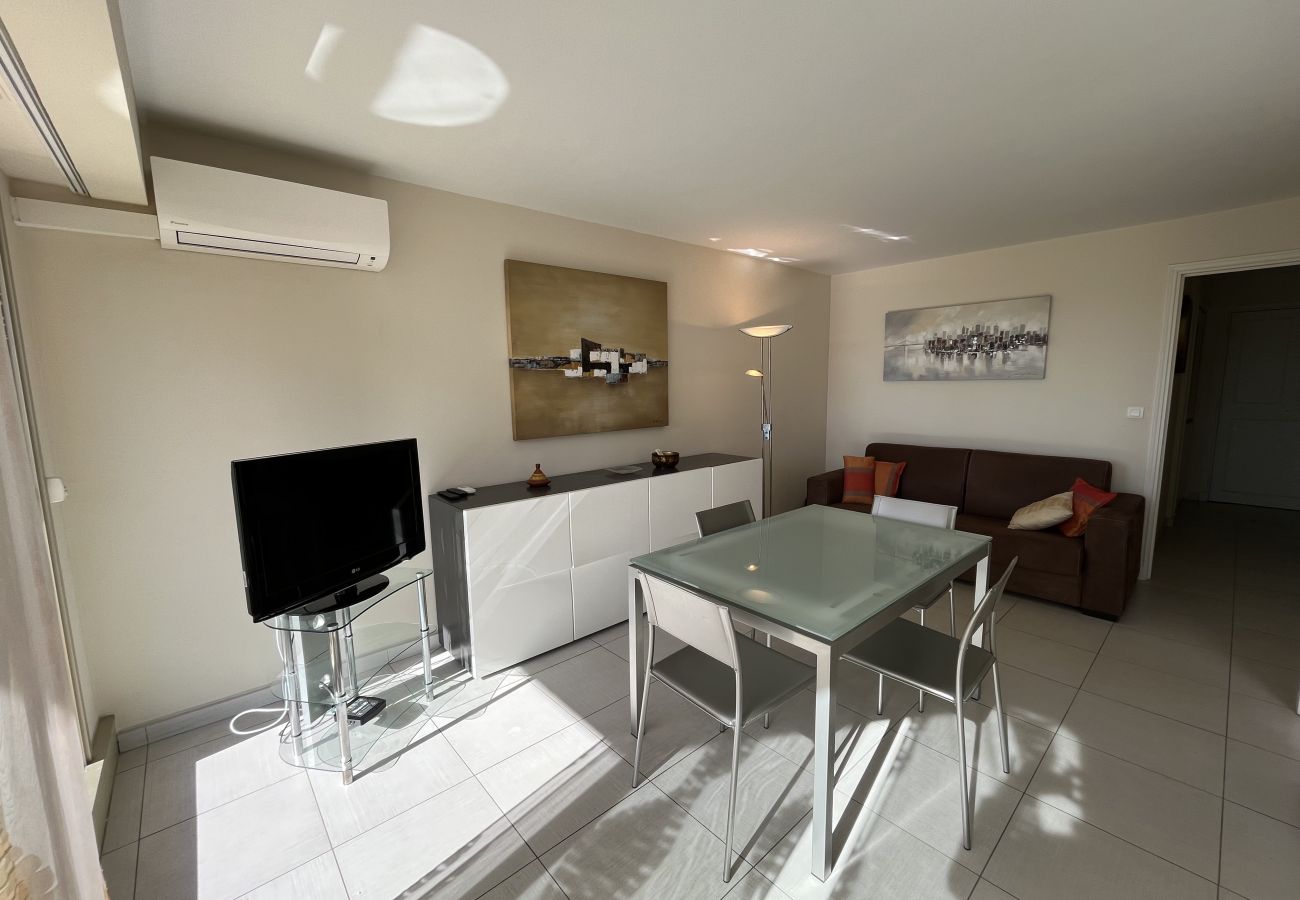 Appartement à Saint Raphael - Magnifique T2, proche gare TGV, proche plage de sable fin, climatisé, capacité 4 personnes