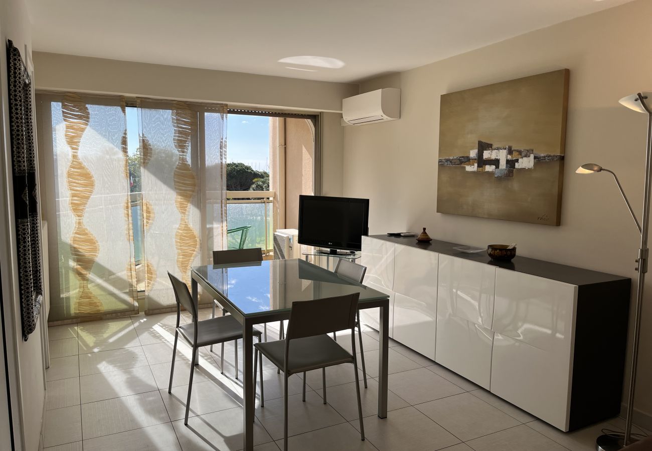 Appartement à Saint Raphael - Magnifique T2, proche gare TGV, proche plage de sable fin, climatisé, capacité 4 personnes