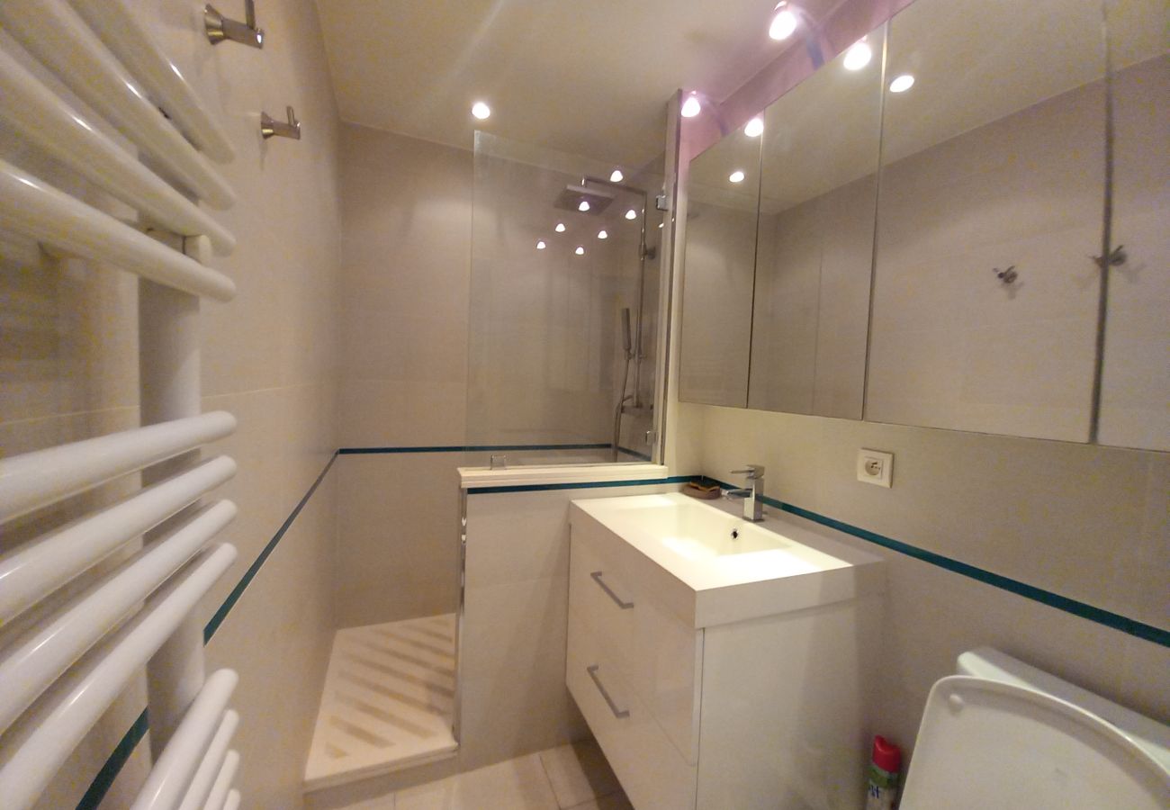 Appartement à Saint Raphael - Magnifique T2, proche gare TGV, proche plage de sable fin, climatisé, capacité 4 personnes