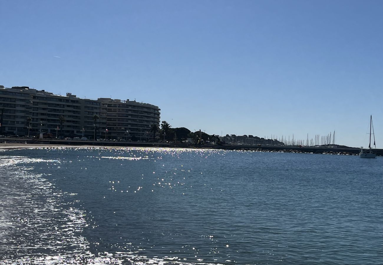 Appartement à Saint Raphael - Magnifique T2, proche gare TGV, proche plage de sable fin, climatisé, capacité 4 personnes