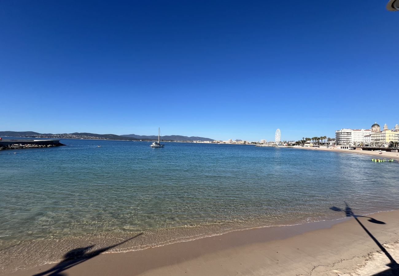 Appartement à Saint Raphael - Magnifique T2, proche gare TGV, proche plage de sable fin, climatisé, capacité 4 personnes