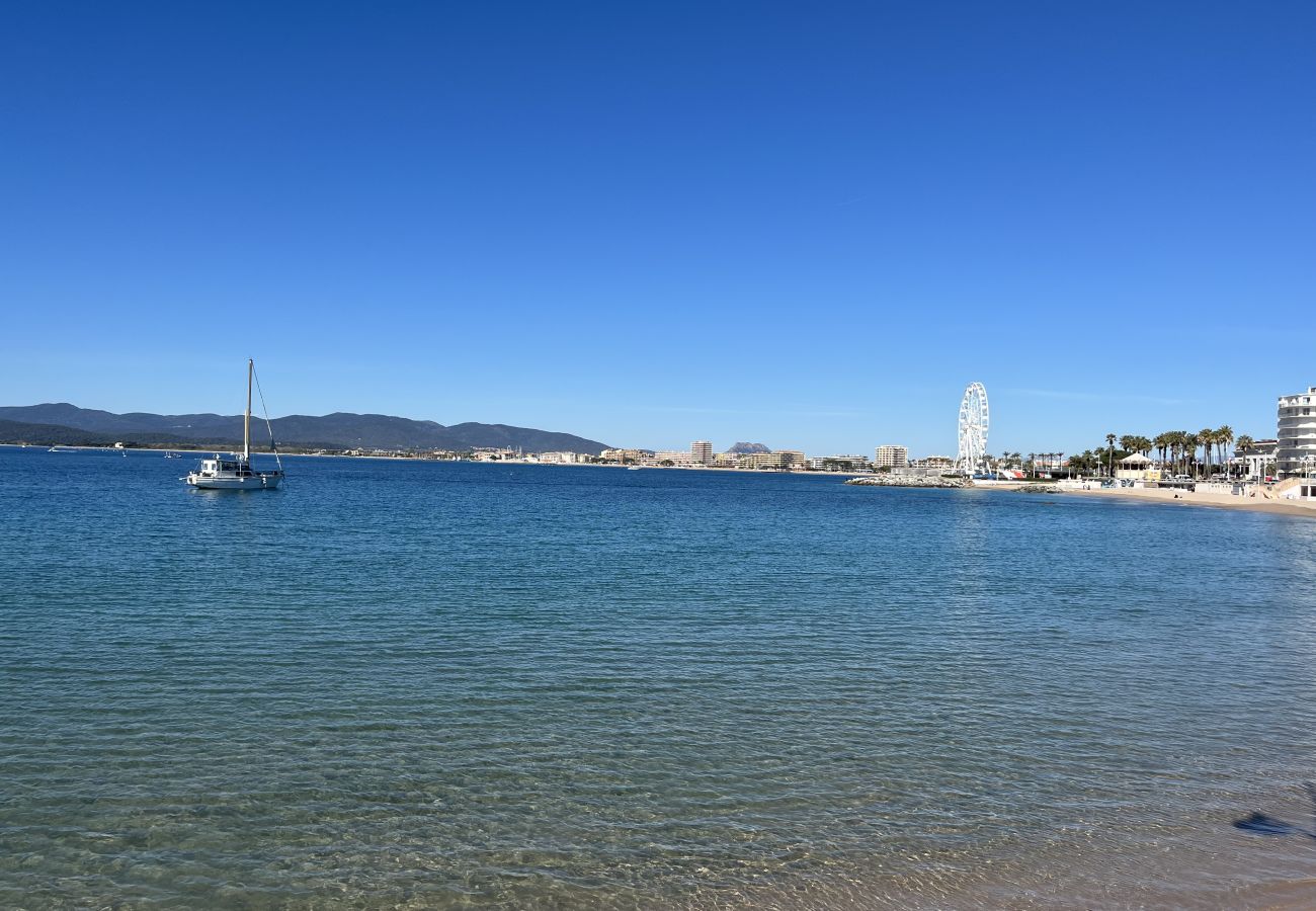 Appartement à Saint Raphael - Magnifique T2, proche gare TGV, proche plage de sable fin, climatisé, capacité 4 personnes