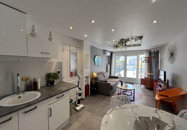 Studio à Fréjus - Port-Fréjus, 400m des plages, studio cosy de 28m2, clim, terrasse, parking privatif, idéal pour 2 personnes Studio à Fréjus - Port-Fréjus, 400m des plages, studio cosy de 28m2, clim, terrasse, parking privatif, idéal pour 2 personnes