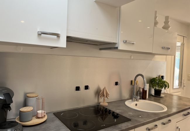 Studio à Fréjus - Port-Fréjus, 400m des plages, studio cosy de 28m2, clim, terrasse, parking privatif, idéal pour 2 personnes Studio à Fréjus - Port-Fréjus, 400m des plages, studio cosy de 28m2, clim, terrasse, parking privatif, idéal pour 2 personnes