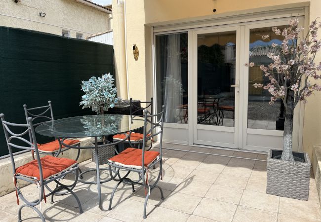 Studio à Fréjus - Port-Fréjus, 400m des plages, studio cosy de 28m2, clim, terrasse, parking privatif, idéal pour 2 personnes Studio à Fréjus - Port-Fréjus, 400m des plages, studio cosy de 28m2, clim, terrasse, parking privatif, idéal pour 2 personnes