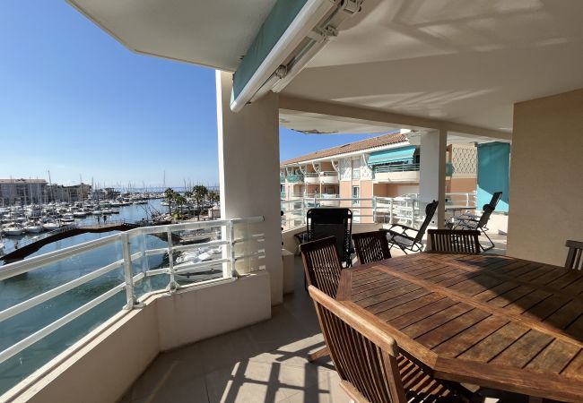 Appartement à Fréjus - Port Fréjus Le Miramar, vue exceptionnelle , grand balcon 25m2 4 personnes; 2 chambres, 85m2  Appartement à Fréjus - Port Fréjus Le Miramar, vue exceptionnelle , grand balcon 25m2 4 personnes; 2 chambres, 85m2