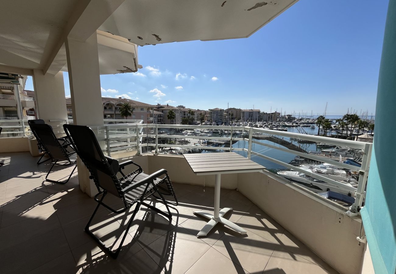 Appartement à Fréjus - Port Fréjus Le Miramar, vue exceptionnelle , grand balcon 25m2 4 personnes; 2 chambres, 85m2 