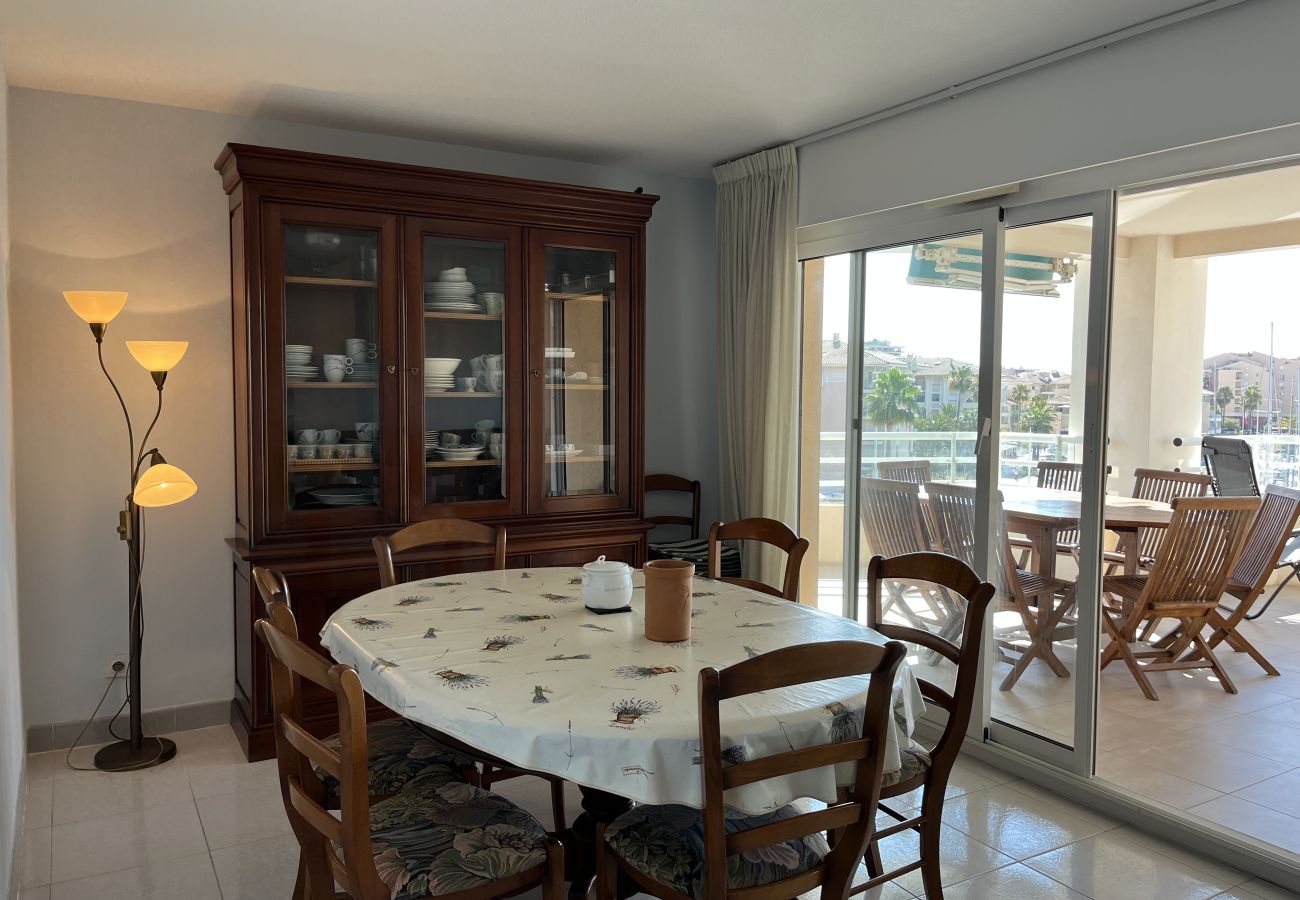 Appartement à Fréjus - Port Fréjus Le Miramar, vue exceptionnelle , grand balcon 25m2 4 personnes; 2 chambres, 85m2 