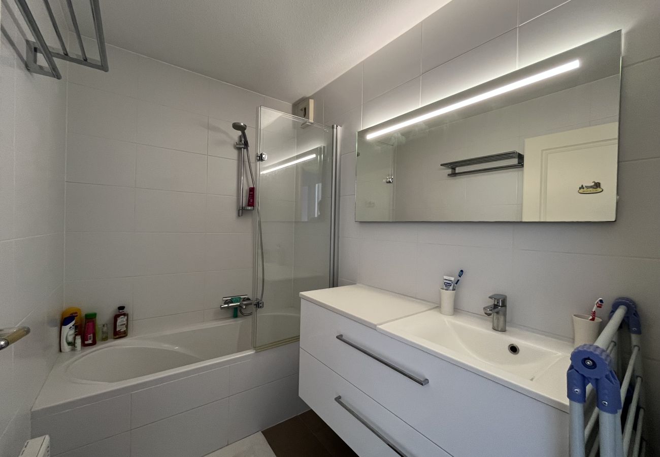 Appartement à Fréjus - Port Fréjus Le Miramar, vue exceptionnelle , grand balcon 25m2 4 personnes; 2 chambres, 85m2 