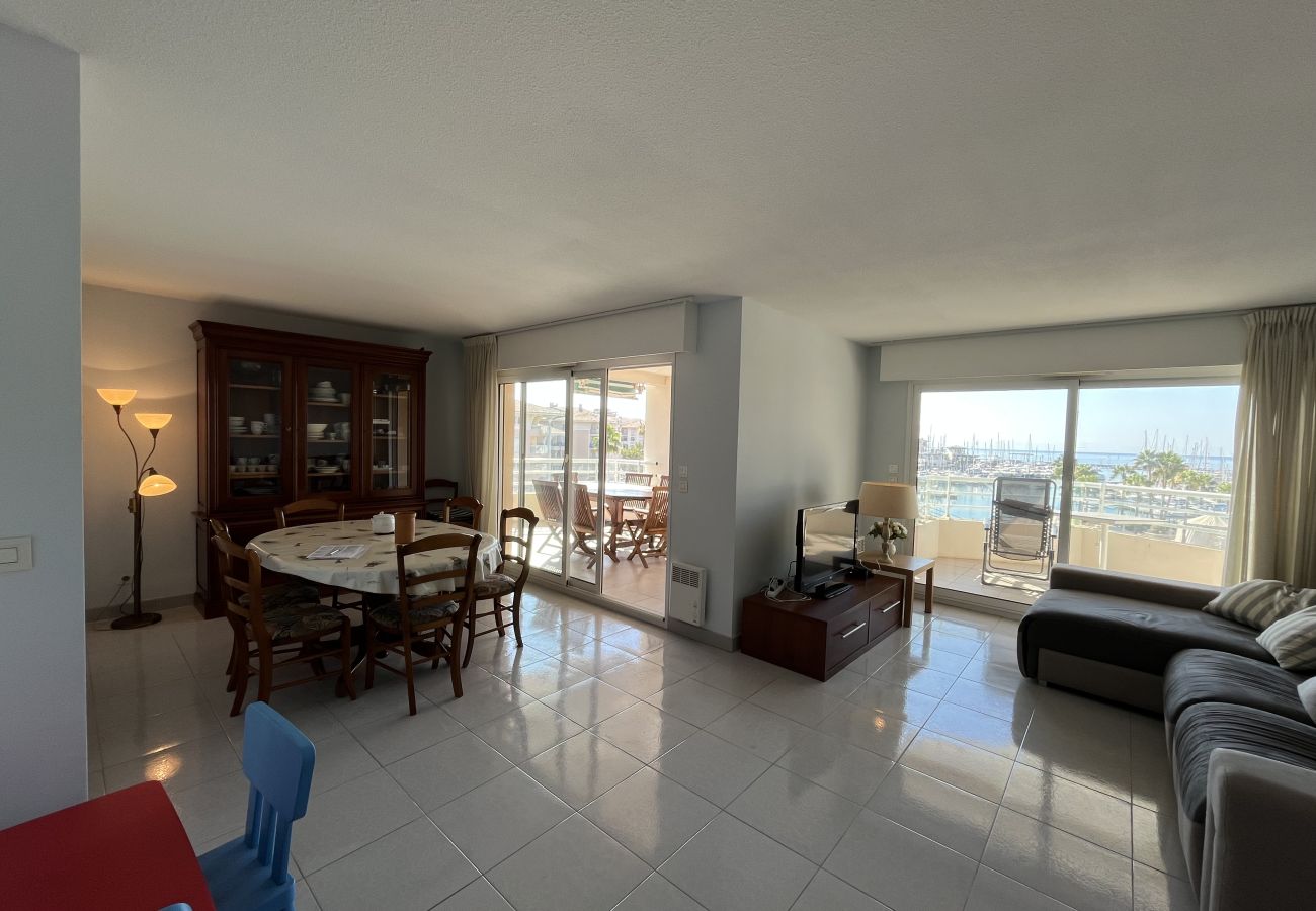 Appartement à Fréjus - Port Fréjus Le Miramar, vue exceptionnelle , grand balcon 25m2 4 personnes; 2 chambres, 85m2 