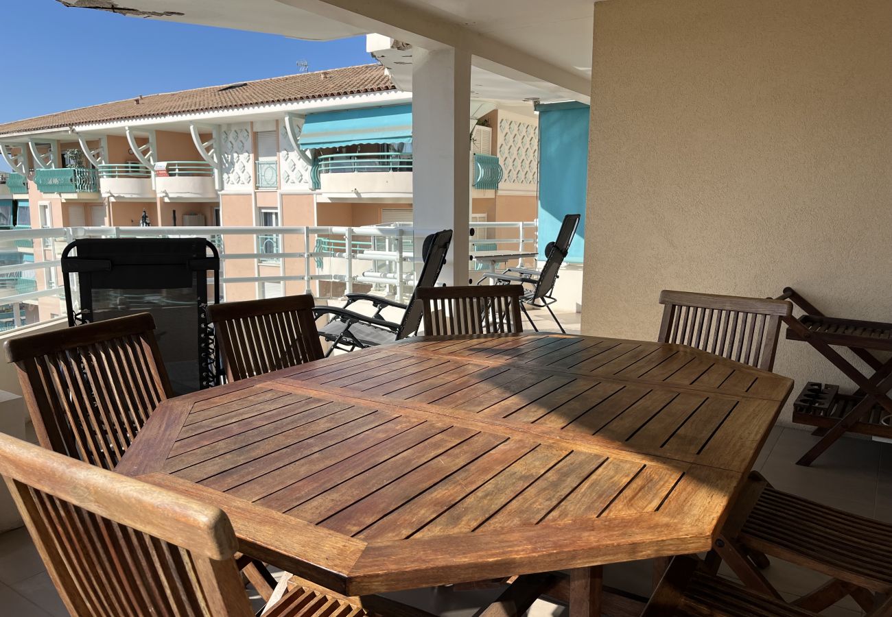 Appartement à Fréjus - Port Fréjus Le Miramar, vue exceptionnelle , grand balcon 25m2 4 personnes; 2 chambres, 85m2 