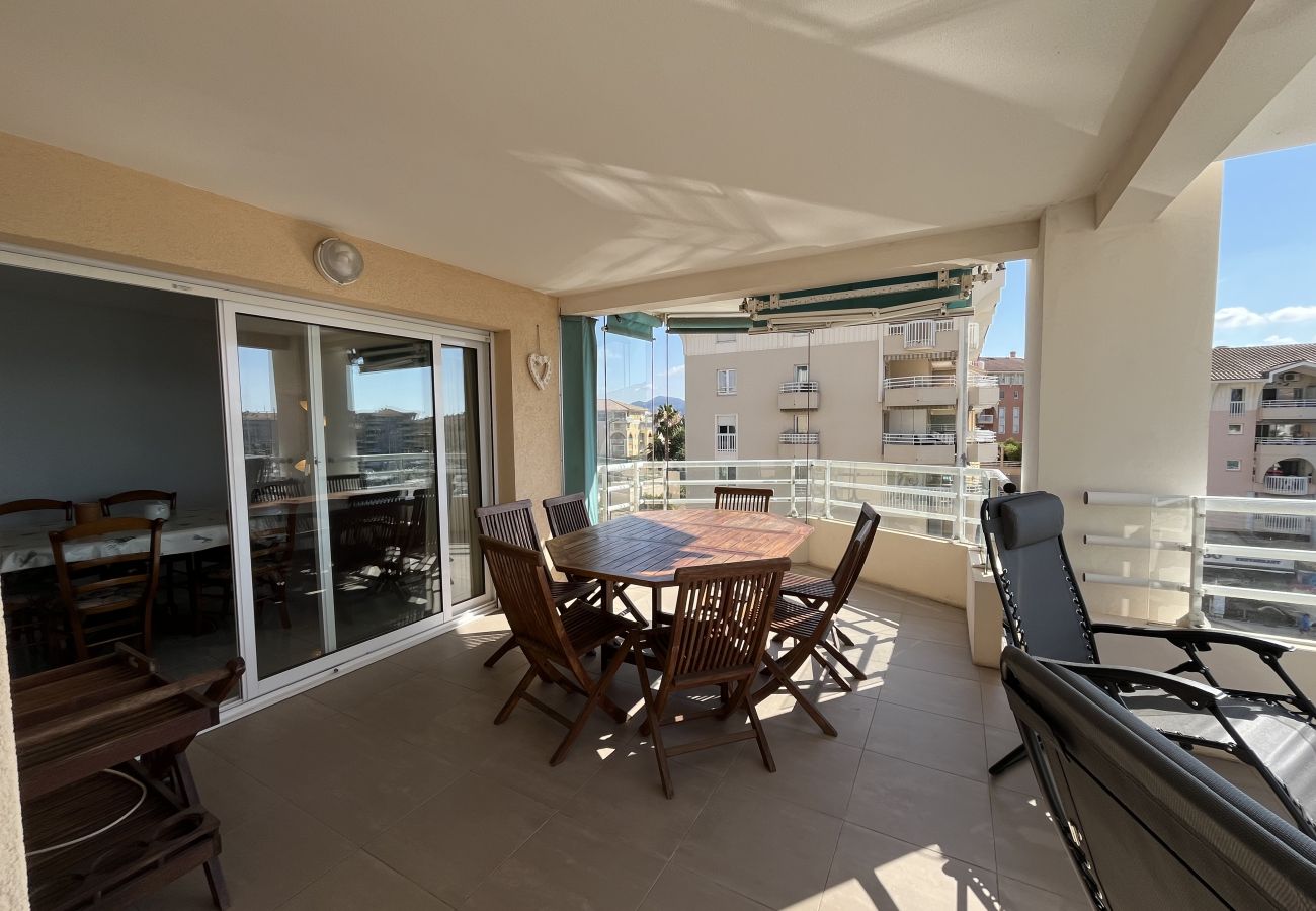 Appartement à Fréjus - Port Fréjus Le Miramar, vue exceptionnelle , grand balcon 25m2 4 personnes; 2 chambres, 85m2 
