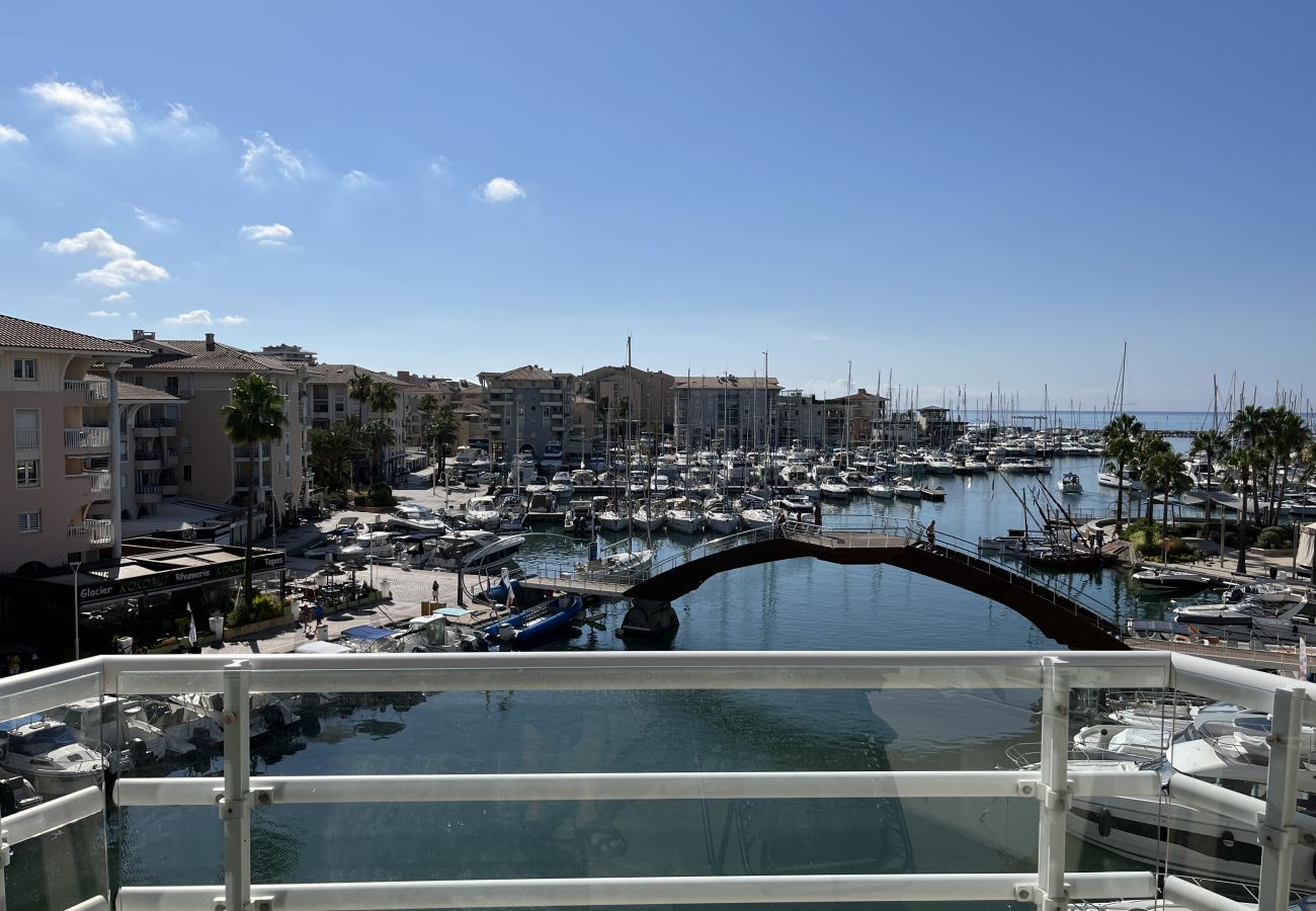 Appartement à Fréjus - Port Fréjus Le Miramar, vue exceptionnelle , grand balcon 25m2 4 personnes; 2 chambres, 85m2 