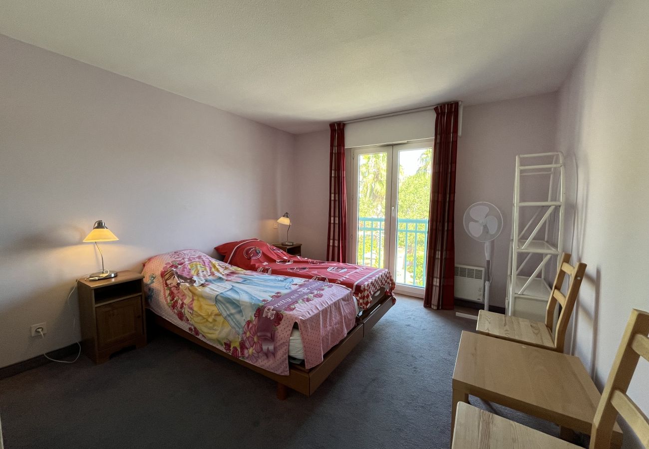 Appartement à Fréjus - Port Fréjus Le Miramar, vue exceptionnelle , grand balcon 25m2 4 personnes; 2 chambres, 85m2 