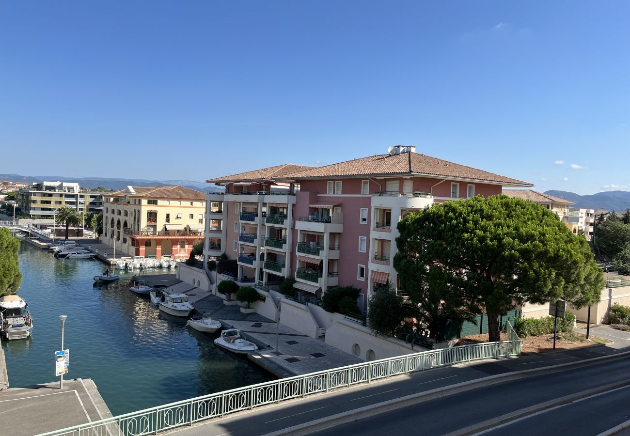Appartement à Fréjus - Port Fréjus Le Miramar, vue exceptionnelle , grand balcon 25m2 4 personnes; 2 chambres, 85m2 