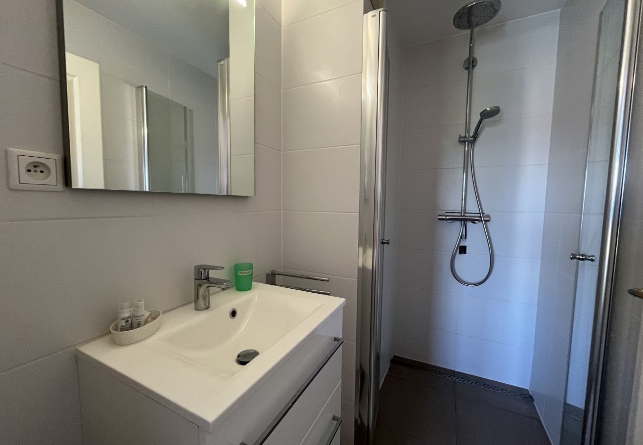 Appartement à Fréjus - Port Fréjus Le Miramar, vue exceptionnelle , grand balcon 25m2 4 personnes; 2 chambres, 85m2 