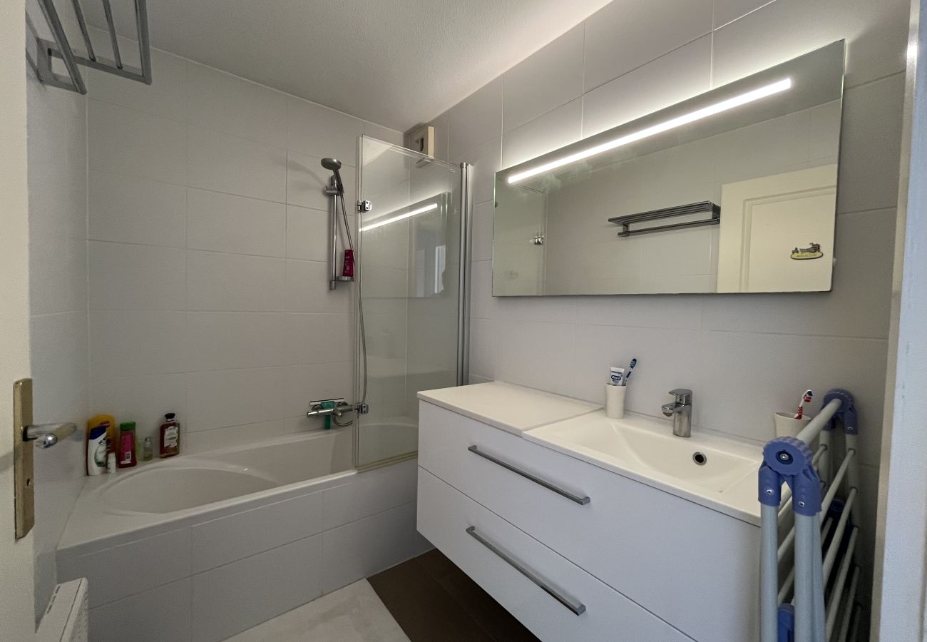 Appartement à Fréjus - Port Fréjus Le Miramar, vue exceptionnelle , grand balcon 25m2 4 personnes; 2 chambres, 85m2 