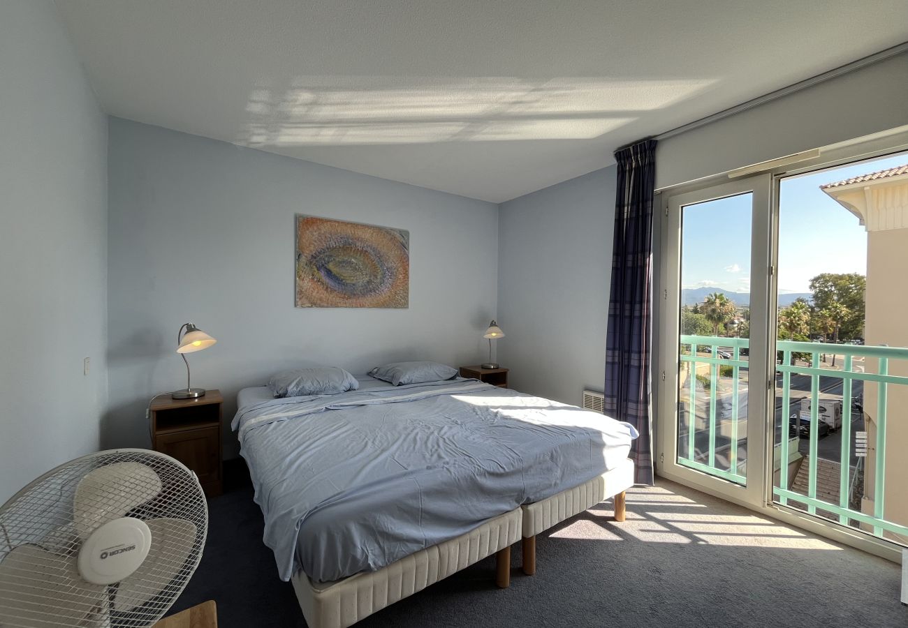 Appartement à Fréjus - Port Fréjus Le Miramar, vue exceptionnelle , grand balcon 25m2 4 personnes; 2 chambres, 85m2 