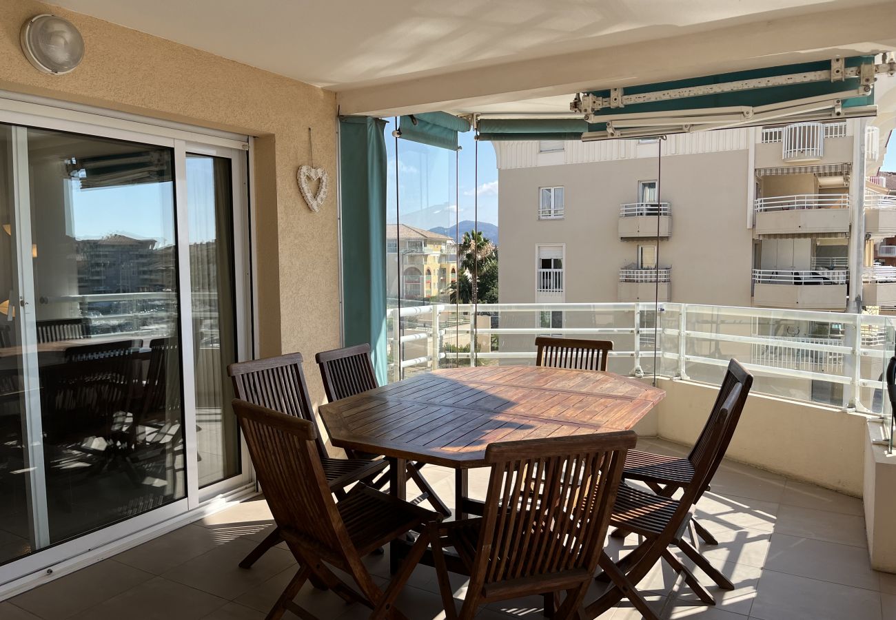 Appartement à Fréjus - Port Fréjus Le Miramar, vue exceptionnelle , grand balcon 25m2 4 personnes; 2 chambres, 85m2 