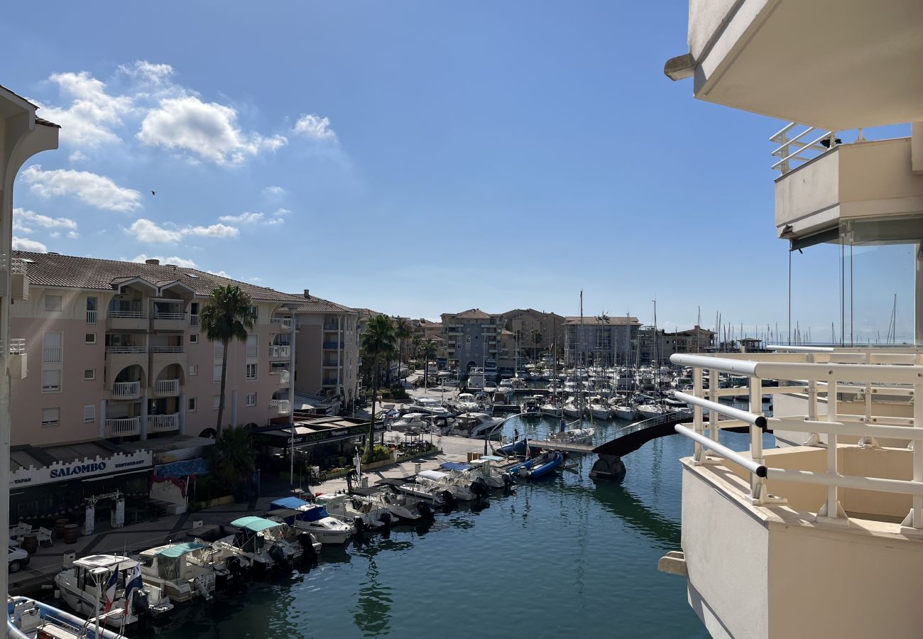 Appartement à Fréjus - Port Fréjus Le Miramar, vue exceptionnelle , grand balcon 25m2 4 personnes; 2 chambres, 85m2 