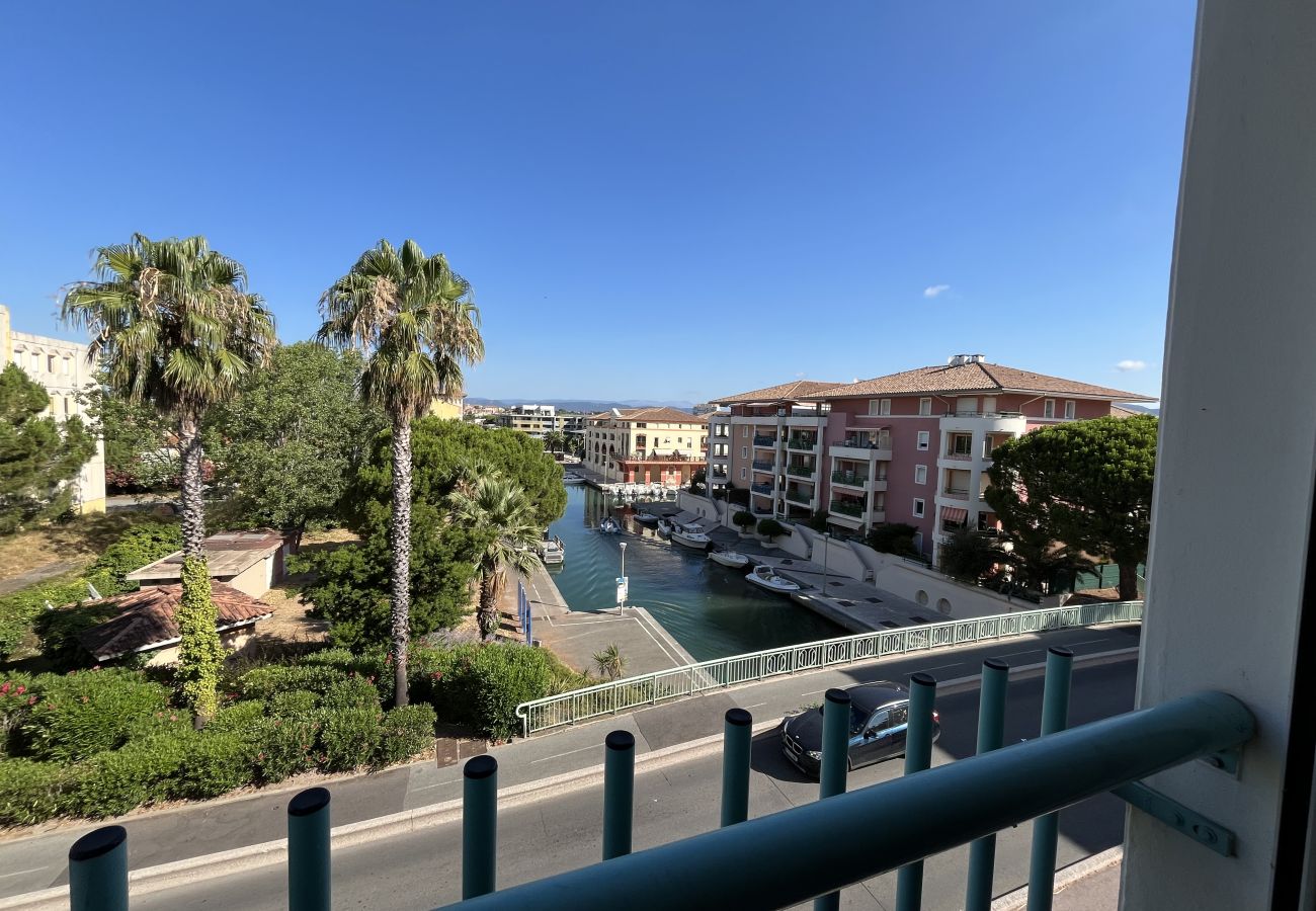 Appartement à Fréjus - Port Fréjus Le Miramar, vue exceptionnelle , grand balcon 25m2 4 personnes; 2 chambres, 85m2 