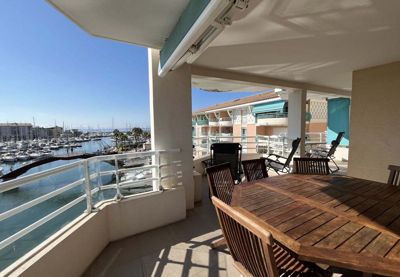 Appartement à Fréjus - Port Fréjus Le Miramar, vue exceptionnelle , grand balcon 25m2 4 personnes; 2 chambres, 85m2 