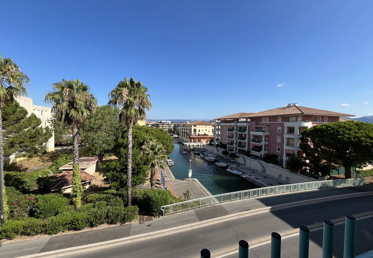 Appartement à Fréjus - Port Fréjus Le Miramar, vue exceptionnelle , grand balcon 25m2 4 personnes; 2 chambres, 85m2 