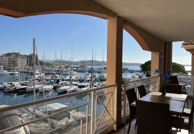 Appartement à Fréjus - Résidence Cap Hermès pour 4 personnes, superbe vue mer, T3, climatisé, piscine, accès direct plage, parking privé, grand balcon Appartement à Fréjus - Résidence Cap Hermès pour 4 personnes, superbe vue mer, T3, climatisé, piscine, accès direct plage, parking privé, grand balcon