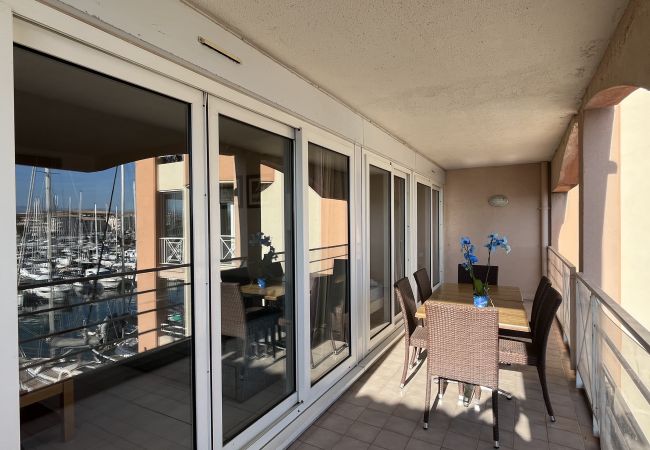 Appartement à Fréjus - Résidence Cap Hermès pour 4 personnes, superbe vue mer, T3, climatisé, piscine, accès direct plage, parking privé, grand balcon Appartement à Fréjus - Résidence Cap Hermès pour 4 personnes, superbe vue mer, T3, climatisé, piscine, accès direct plage, parking privé, grand balcon