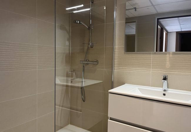 Appartement à Fréjus - Cap Hermès, vue mer magnifique, accès piscine pour ce logement, 4 personnes, clim, parking privé, accès direct aux plages Appartement à Fréjus - Cap Hermès, vue mer magnifique, accès piscine pour ce logement, 4 personnes, clim, parking privé, accès direct aux plages
