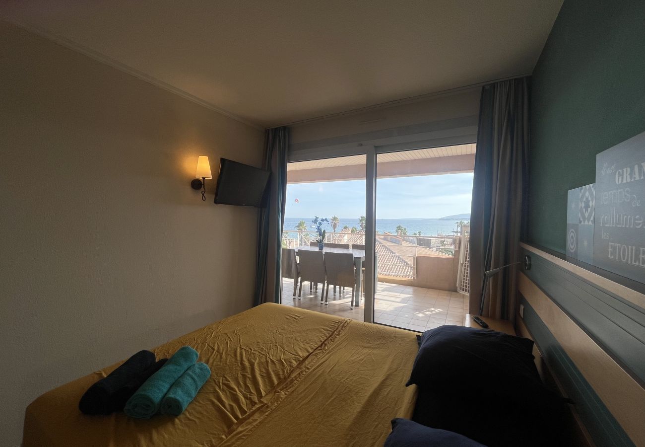 Appartement à Fréjus - Cap Hermès, vue mer magnifique, accès piscine pour ce logement, 4 personnes, clim, parking privé, accès direct aux plages