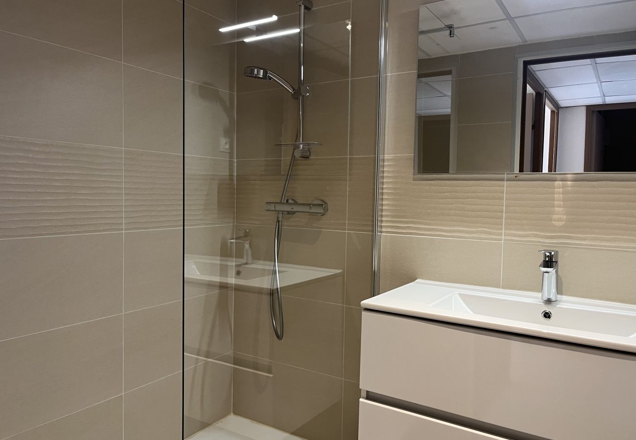 Appartement à Fréjus - Cap Hermès, vue mer magnifique, accès piscine pour ce logement, 4 personnes, clim, parking privé, accès direct aux plages