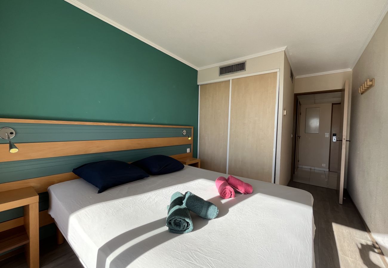 Appartement à Fréjus - Cap Hermès 312, T2/3, vue mer, capacité 4 adultes et 2 enfants, climatisé, parking, piscine et accès direct plages