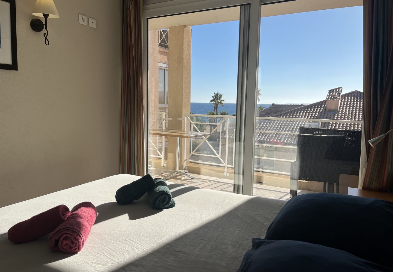 Appartement à Fréjus - Cap Hermès 312, T2/3, vue mer, capacité 4 adultes et 2 enfants, climatisé, parking, piscine et accès direct plages