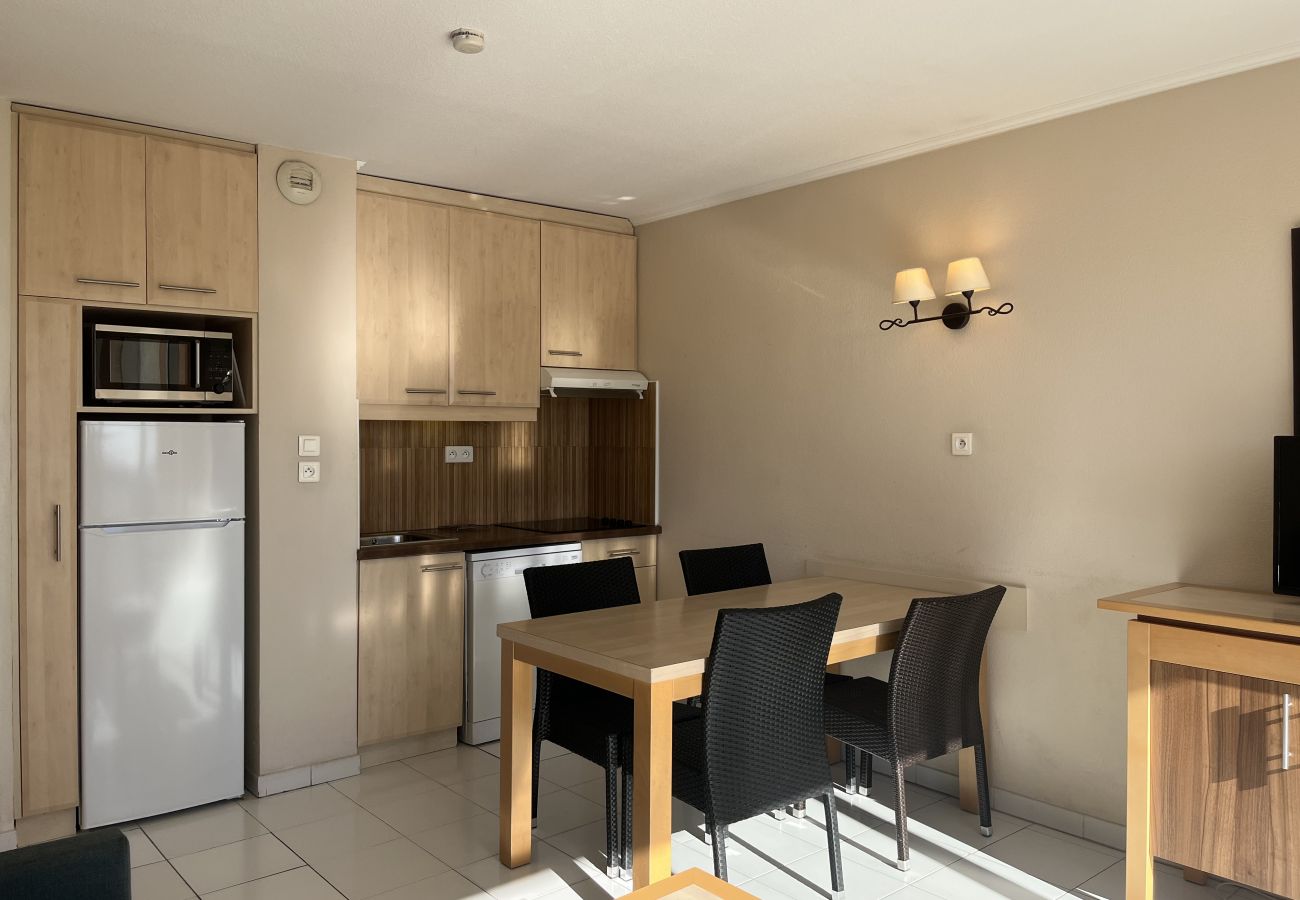 Appartement à Fréjus - Cap Hermès 312, T2/3, vue mer, capacité 4 adultes et 2 enfants, climatisé, parking, piscine et accès direct plages